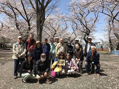 満開の桜をバックに　　はいチーズ（古い？）　(*^-^*)