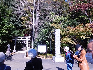 スタートは杉山神社から・・・結構最初から階段がキツイ・・・
