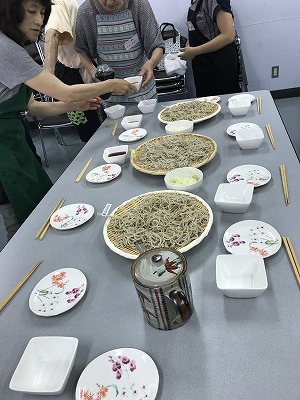 皆でセッティングをします。皆さん手早いです。早く食べたいから(笑) さあ!茹でたてを頂きましょう!
