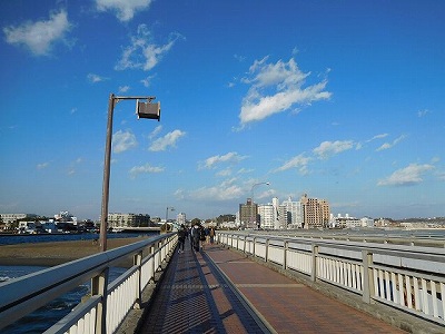 江の島神社から「江の島駅」に戻る「江の島橋」をゆら～り👣　👣　風がぴゅ～ぴゅ～(#^^#)