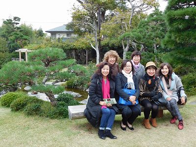 いつもの女子会(笑)個人としては、とても広い庭園なので、ゆったりと散歩をすることができます。海岸沿いに進むと、吉田像も立っています!