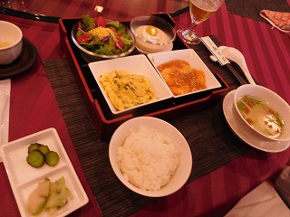ランチはあらかじめ予約したホテルキャメロットジャパンの中華料理「桃花苑」でいただきました。