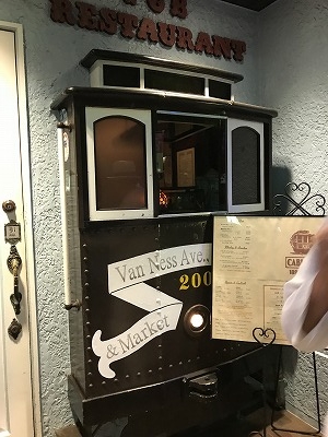 「ケーブルカー」の窓です。レトロでオシャレ!!