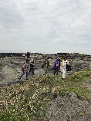 海岸のゴツゴツした岩礁は、歩きずらい・・・・・