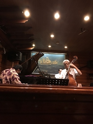 お飲み物、お食事を皆さんでおしゃべりしながら頂きました。あっという間に2時間が過ぎ・・・ジャズライブ♬が始まりました。シニアの男性3名。多分専属のジャズマンでしょう(*^-^*)
