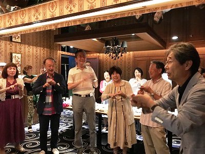 手遊びもお手の物、でも園児対象ではなくて・・・シニア対象でごめんなさい(#^^#) でもみ~んな大喜び!!