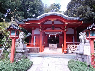 熊野神社は世界遺産に登録されている熊野本宮大社を起源に持つ、由緒正しい神社です。神社の中には、自由が丘、誕生の祖といわれる、栗山久次郎氏の銅像が鎮座しています。