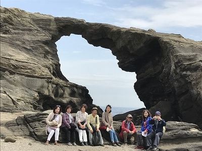 「馬の背洞門」波で浸食されてできた形だそうです。ここは散歩道から急な階段を降りてくるので見たい人だけにしました。