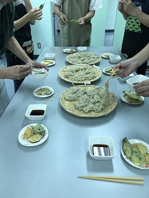 話題に事欠かないですね。それぞれのお互いに蕎麦の感想などを・・・・(^^♪