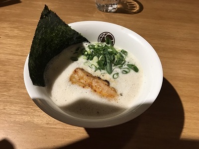 こちらは小のこむらさきのラーメンです。小が出来たことで2杯は頂けるので良いですね!