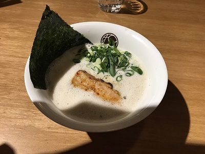 こちらは小のこむらさきのラーメンです。小が出来たことで２杯は頂けるので良いですね！