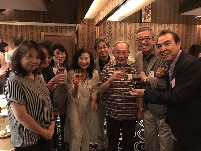 仲間同士、笑い合い、おしゃべりも弾んで、わいわいがやがや (^^♪