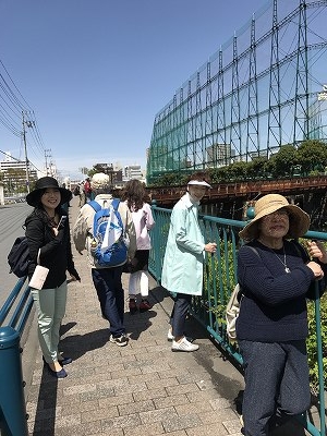 昔の線路が途中で分断されています。鉄さびがすごかったです。この道はほとんど知ることがない道・・・・皆さん唖然!!「横浜駅近いのにこんな場所があったのねぇ?!」