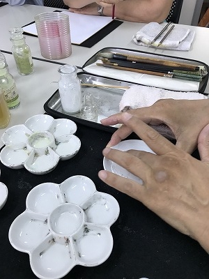 にかわ(白い粉)を指さきで溶きます。グルグルと・・・。(^^♪