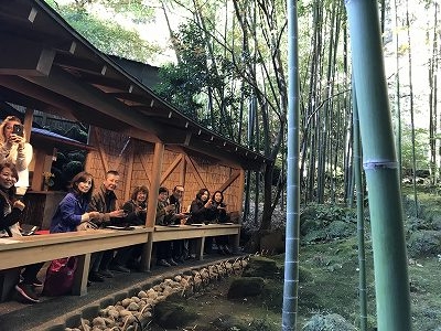 お抹茶とお菓子を頂きながら・・・幻想的な竹林を眺めることができました!!