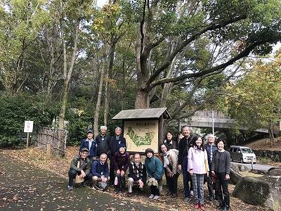 舞岡公園の前にて　