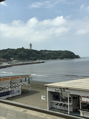 江の島がすぐ脇に見えます！　お天気にも恵まれ、近くのレストランで美味しいランチを頂きました。本日も楽しいひとときを皆さんとご一緒に過ごしました。