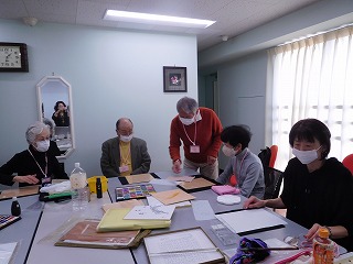 佐々木先生は、受講生さんの作品作りを観て回ります。