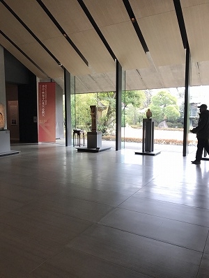 美術館内も吹き抜けになって気持ちの良いおしゃれな空間でした(^^♪　建築家の隈研吾氏が建てた作品だそうです。
