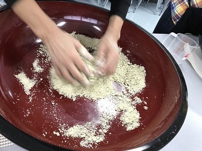 新蕎麦は少しグリーンかかっています。今日は雨でしっとり感あり・・・