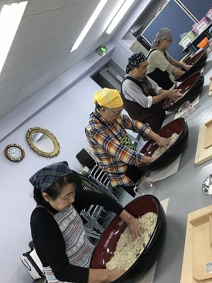 皆さん、新蕎麦を二八(80%そば粉対20%小麦粉)で打ち始めました!