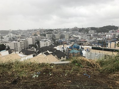 「子安農園ゴルフ場」だったところからの眺めです。大正3年に三菱財閥の岩崎家が政府の要請を受けて、畜産振興のために、ヤギ、豚を飼育した所だそうです。現在は住宅地開発中。高台からの景色は最高でした。