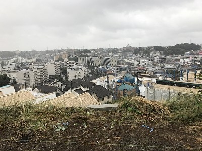 「子安農園ゴルフ場」だったところからの眺めです。大正３年に三菱財閥の岩崎家が政府の要請を受けて、畜産振興のために、ヤギ、豚を飼育した所だそうです。現在は住宅地開発中。高台からの景色は最高でした。