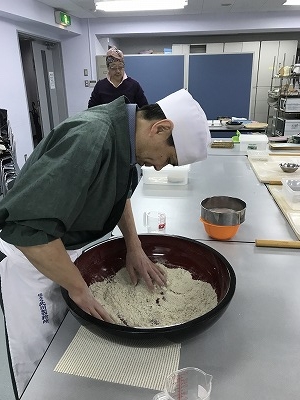 先生は10割そばです。捏ね、切り、茹で 全てが早わざです。