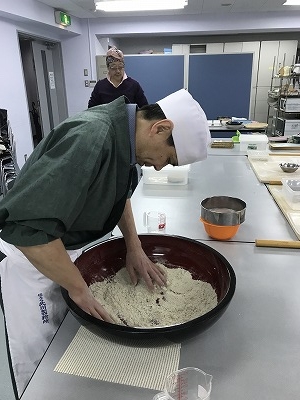 先生は10割そばです。捏ね、切り、茹で　全てが早わざです。