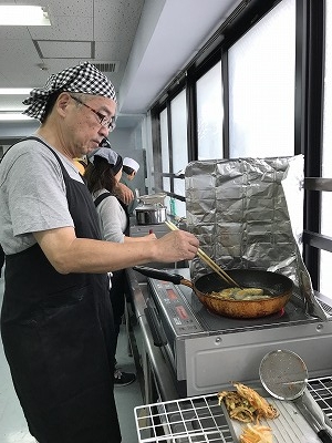 いつも天ぷらのお手伝いをしてくれる、Mさん、この日は「カボチャ」と「野菜のかき揚げ」でした(^^♪
