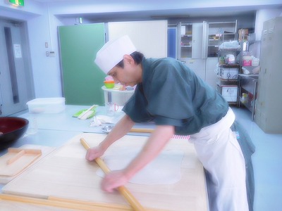 北川先生は全てに完璧・・・さすがです。本日は8割そばを8:2の2割を小麦粉ではなく「米粉」で打って食しましょう、と実験(笑)でした。グルテンフリーのそばの出来上がり(^^♪もちっとして変わりそばとしたら、美味しかったです。のど越しはないかな・・・
