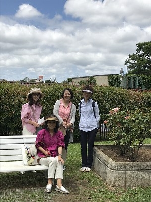 妙香寺の坂を上がると、山手公園です。ここでもなんと、「テニス発祥の地」なのです!(^^)!