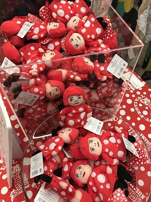 草間彌生さんがたくさん!! ショップは購入するのに、なんと30分はかかりそうです。