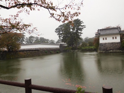 雨の中の遠くからの城やお堀でしたが、情緒あふれて・・・大変良かったです(^^♪