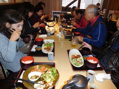 鎌倉駅前の「仕立屋」さんでランチ。午後1時近かったので、お腹がすいた~(#^^#)