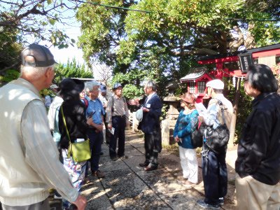 岡村天満宮にて、横浜シティガイドの先生からお話し。この岡村の地域で有名なのは「ゆず」という二人のミュージシャンが出たところでもあるそうです。オリンピックのテーマソングを歌ってますね(^^♪