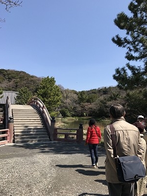 この太鼓橋は2億円かかったそうですが、赤色が3年後には剥がれてしまったそうです。斎藤先生は何でも良くご存じです!(^^)!