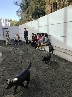 可愛いワンちゃんの彫刻です。かけていく様子の彫刻!!
