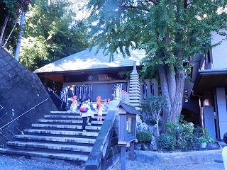 せせらぎ緑道をぶら～り歩いて、途中「福寿山観音寺」ここは天台宗のお寺だそうです。