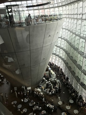 黒川紀章さんが設計した「国立新美術館」素晴らしかったです。