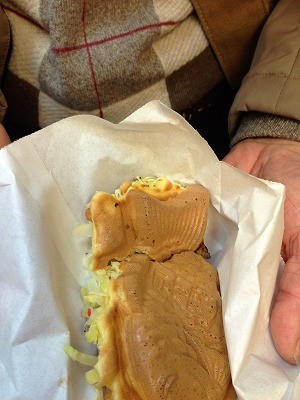 美味しい「お好みやきタイ焼き」をパクリ!