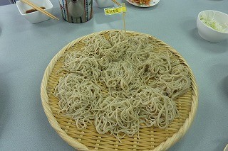 北川先生作。先生のそばは食べたとたん「美味しい～！」と皆さん。硬さも丁度好い加減で、のど越しがグ～です～(^.^)/~~~