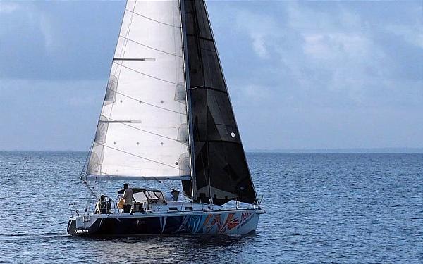Voilier de course croisère en mer calme.