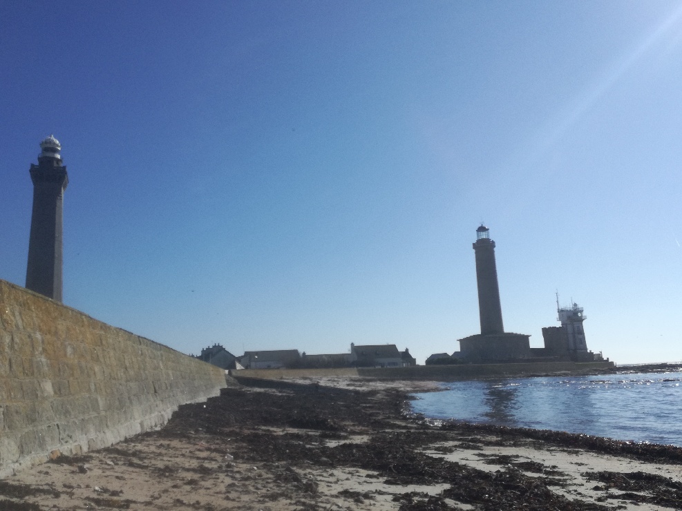 La pointe de Penmarc'h : le phare d'Eckmühl, le Vieux phare et le sémaphore.