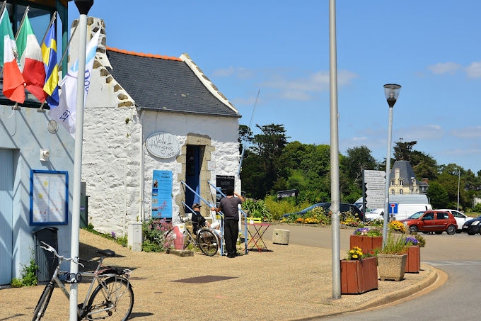 Petite maison bretonne de pêcheur transformée en bureau de Voile Horizons loueur de bateaux et enseignement de la voile habitable.