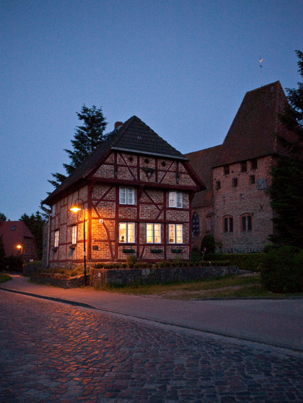 Zollhaus und Kirche. Foto: Nina Strugalla