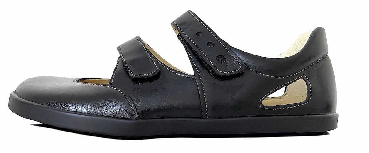 Damen Sandale aus schwarzem Leder mit weißen Nähten mit Fersenriemen und Klettverschlüssen. Mit Lederinnenfutter Beige und schwarzer Sohle.