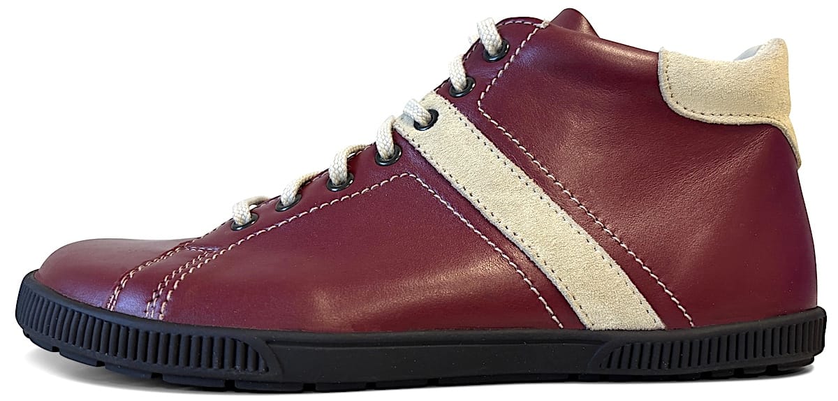 Knöchelhoch geschnittener Barfußschuh aus dunkelgrünem Leder mit Zierstreifen aus braunem Leder und braunen Applikationen im Fersenbereich. Mit braunen Senkeln und schwarzer Sohle.