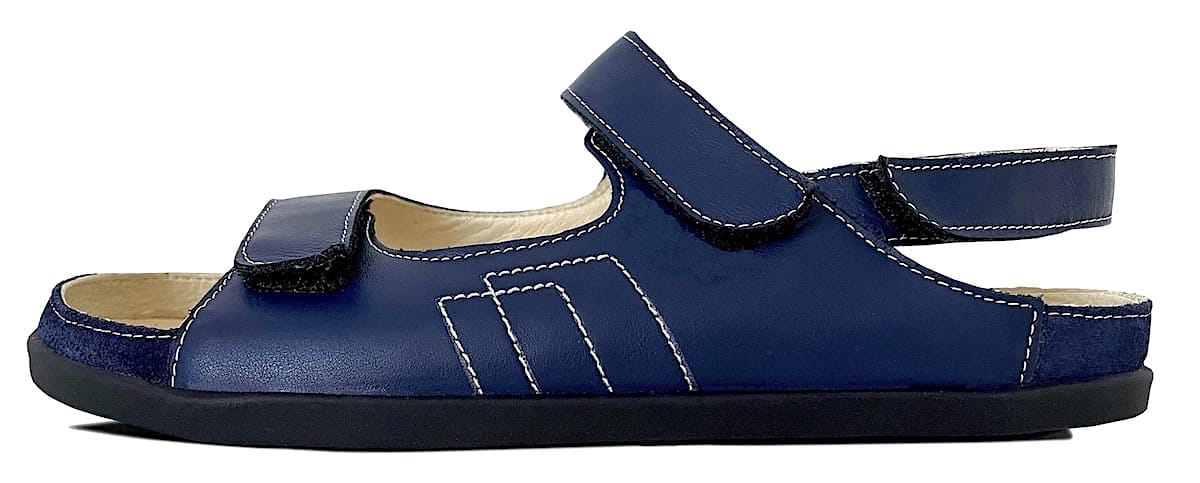 Herren Sandale aus blauem Leder mit weißen Nähten mit Fersenriemen und Klettverschlüssen. Mit Lederinnenfutter Beige und schwarzer Sohle.