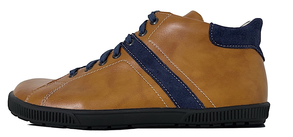 Knöchelhoher Barfußschuh aus hellbraunem Leder mit Zierstreifen aus blauem Leder und blauen Applikationen im Fersenbereich. Mit blauen Senkeln und schwarzer Sohle